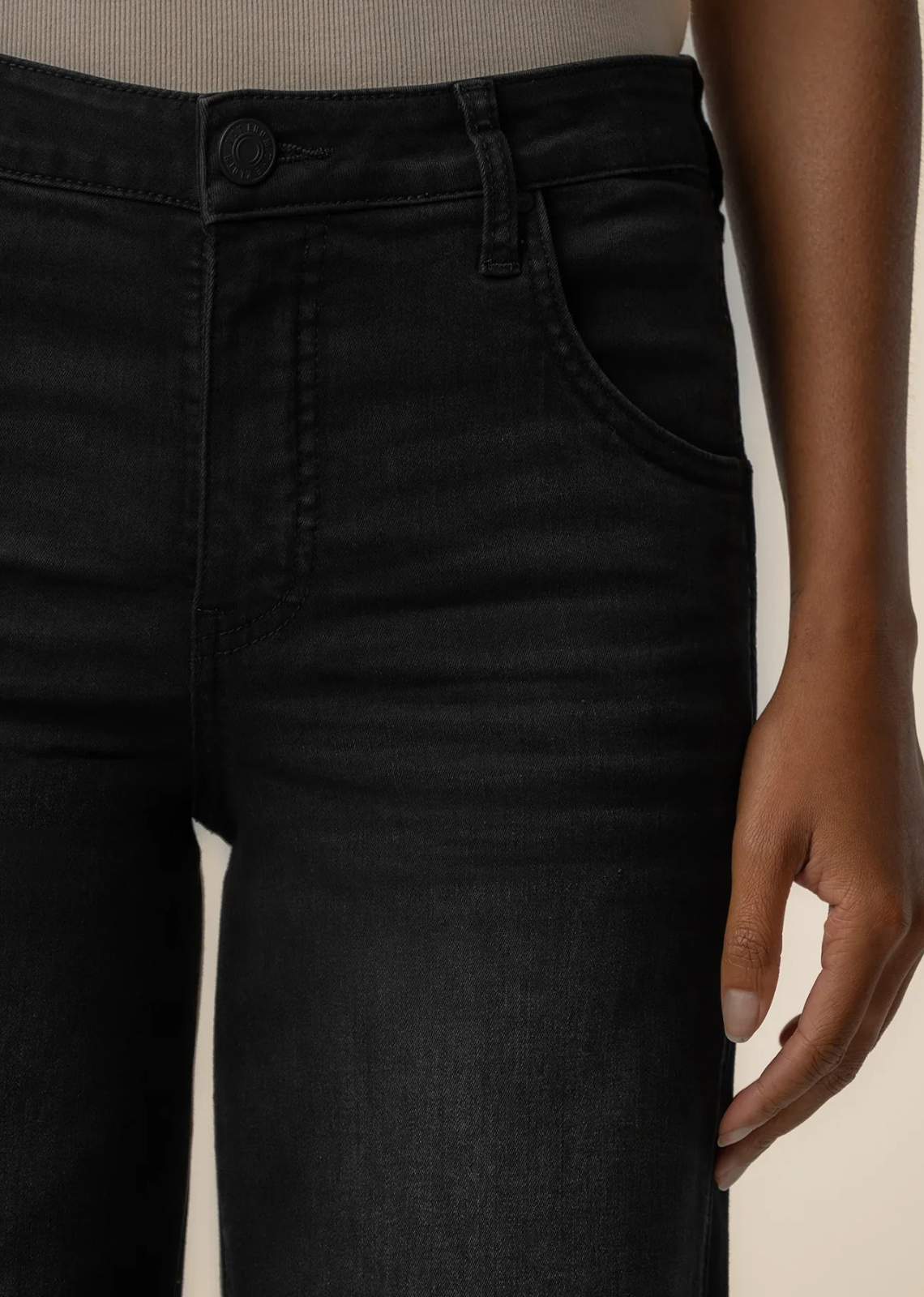 These high-rise straight leg jeans feature a black base wash and Fab Ab pockets for a smooth, flattering fit. Crafted with high stretch denim for all-day comfort.