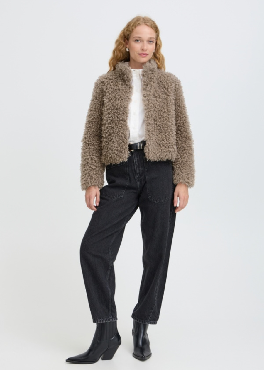 Embrace statement warmth and modern texture with the B.Young Byarinie Jacket in Silver Mink. Crafted from ultra-plush, curly faux-shearling, this cozy jacket combines high-end style with effortless everyday comfort, making it a standout piece for cold-weather layering. High stand collar for extra warmth, concealed front closure for a seamless finish, and full-length long sleeves.