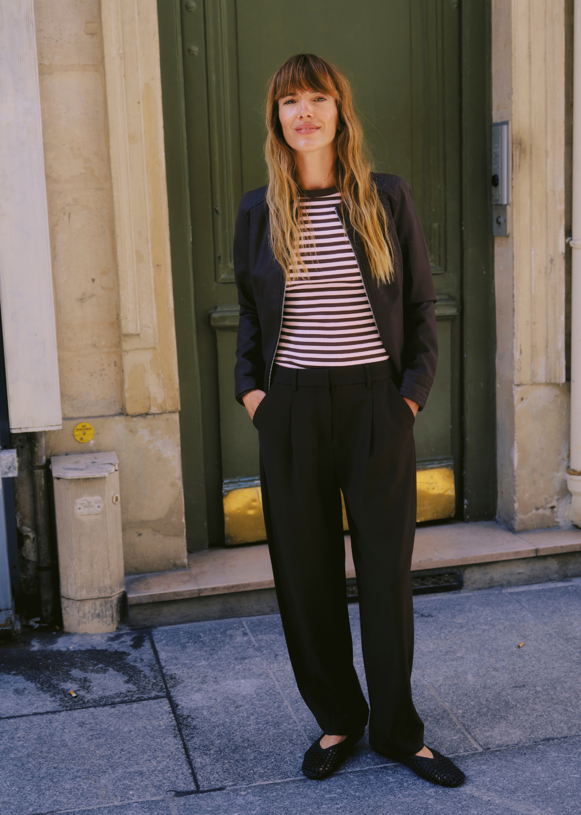 Meet your new go-to bottom for effortless Parisian style. These classic brown trousers feature a relaxed wide-leg silhouette and front pleating that adds instant tailored structure. Cut with a high-rise waist and functional side pockets, they effortlessly bridge the gap between casual comfort and polished sophistication