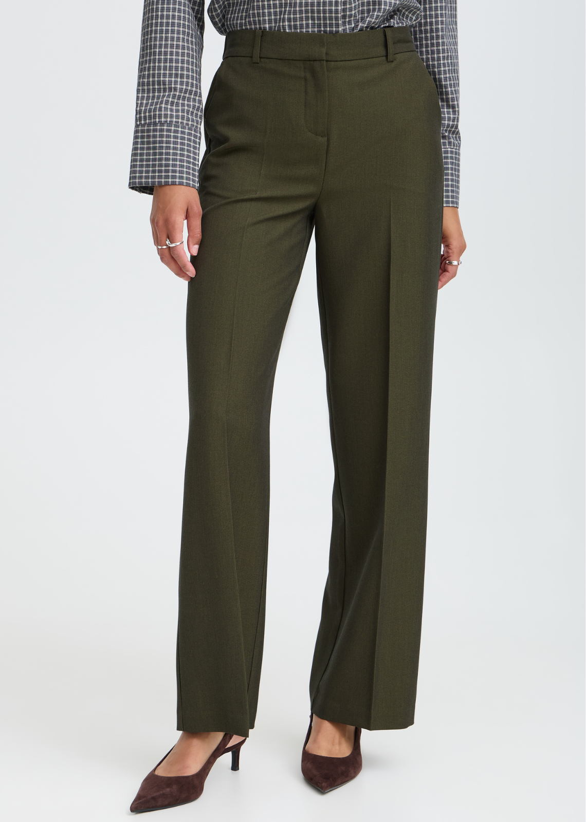 Meet your new go-to bottom for effortless Parisian style. These classic Olive trousers feature a relaxed wide-leg silhouette and front pleating that adds instant tailored structure. Cut with a high-rise waist and functional side pockets, they effortlessly bridge the gap between casual comfort and polished sophistication