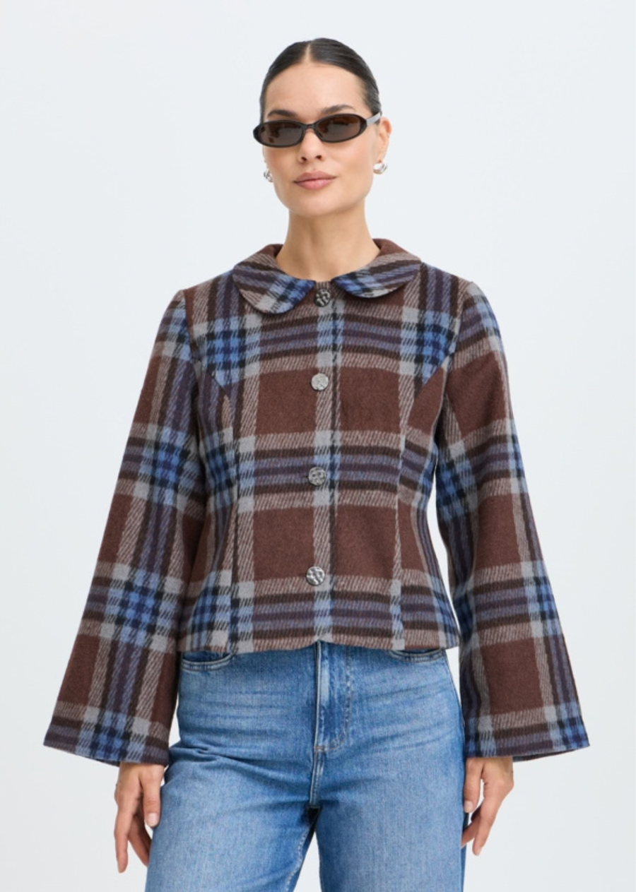 This short, tailored jacket features a soft-textured finish and a classic Peter Pan collar. It has full-length, slightly flared sleeves and a front button closure. The structured silhouette sits at the waist, offering a distinct and polished appearance.