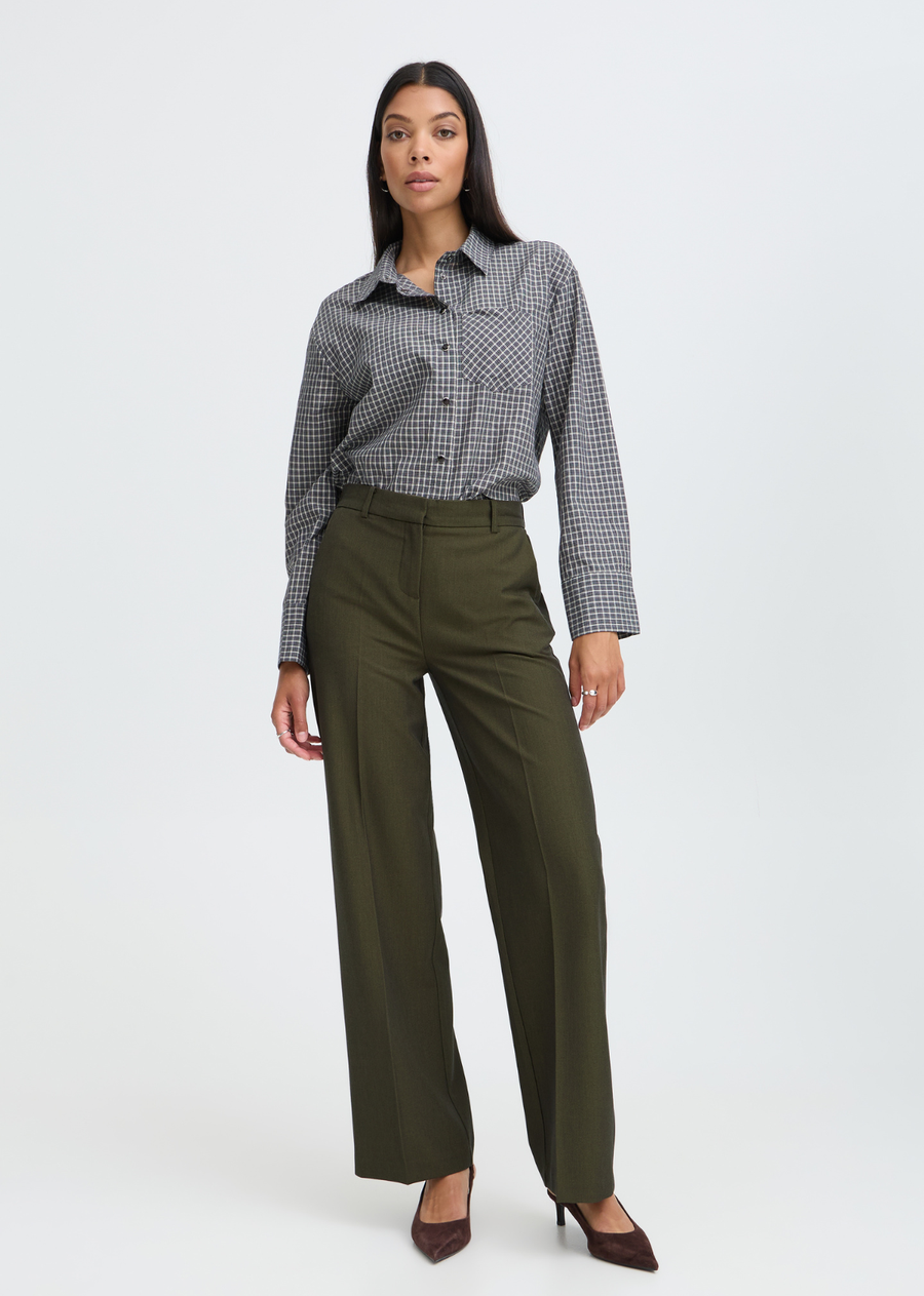 Meet your new go-to bottom for effortless Parisian style. These classic Olive trousers feature a relaxed wide-leg silhouette and front pleating that adds instant tailored structure. Cut with a high-rise waist and functional side pockets, they effortlessly bridge the gap between casual comfort and polished sophistication