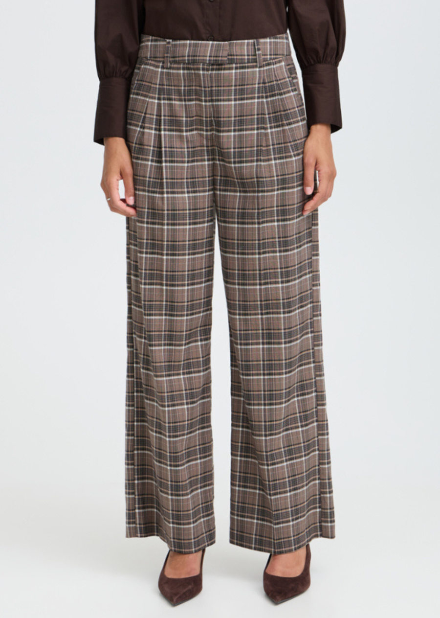 Bring timeless tailoring into your fall wardrobe with these checked wide-leg trousers. Rendered in a warm sepia plaid pattern, they feature a high-waisted fit with structured front pleats that create a flattering, effortless drape down to a full-length hem. Complete with handy side pockets and belt loops, they deliver a refined, vintage-inspired look with modern comfort.