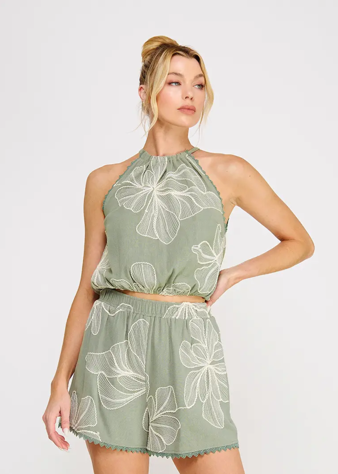 Gorgeous floral embroidered halter top&nbsp;