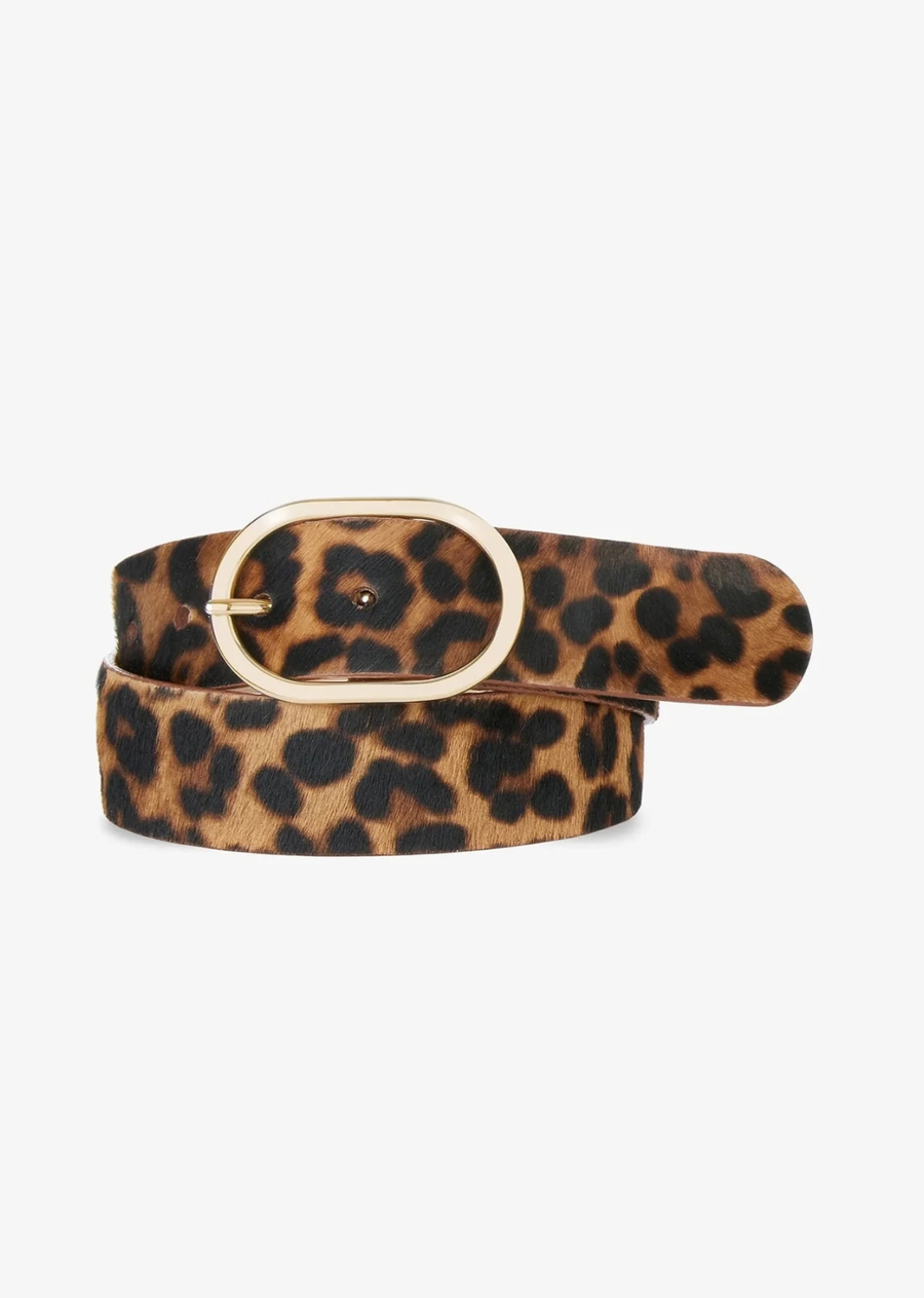 Crafted from exotic hair-on hide leather, the Medora Belt pairs a sleek oblong buckle with timeless style, perfect for elevating any outfit.

40mm / 1 5/8"strap width
Antique grommet hardware and cast roller buckle