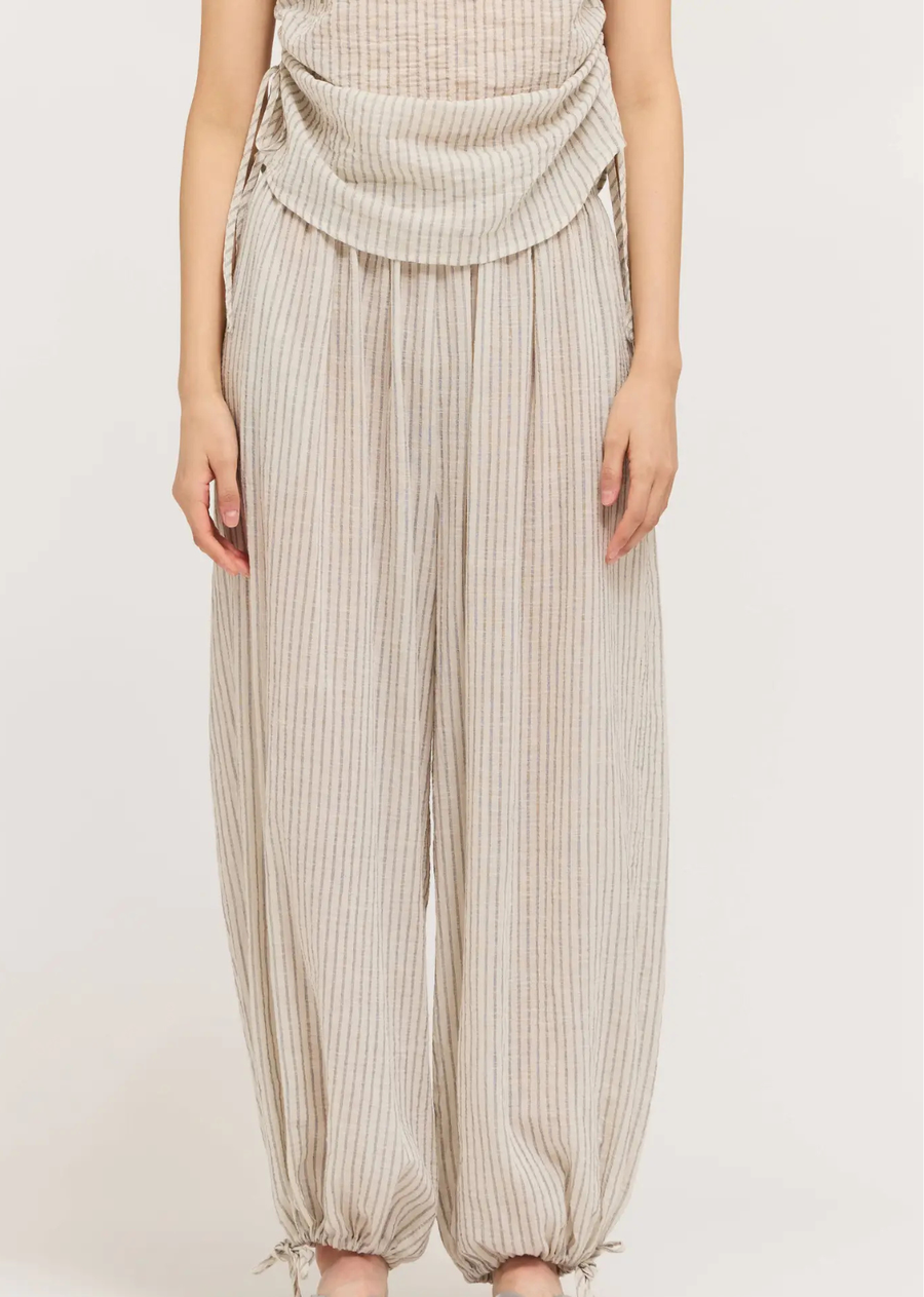 Designed with effortless style and everyday comfort in mind, these pleated waist balloon pants feature a relaxed silhouette that tapers gently at the ankle for a modern, flattering shape. Soft front pleats add subtle structure, while the easy fit offers all-day wearability.