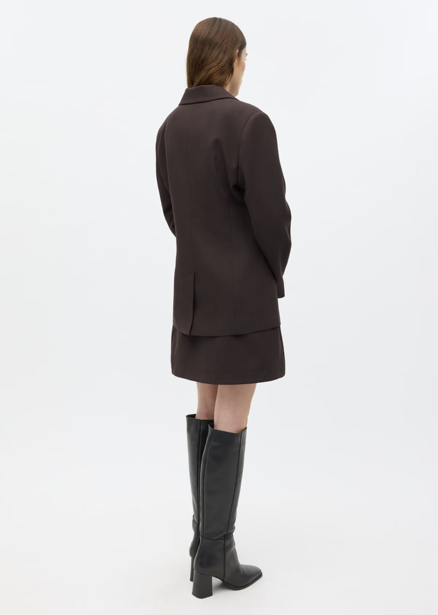 Fitted blazer. Soft and smooth fabric. Wide notch lapel and single button fastening. Padded shoulders with long sleeves and tucks at cuffs. Single chest pocket. Slit at back. Fully lined. Fitted seams at front and back for a slim silhouette that defines the waist.