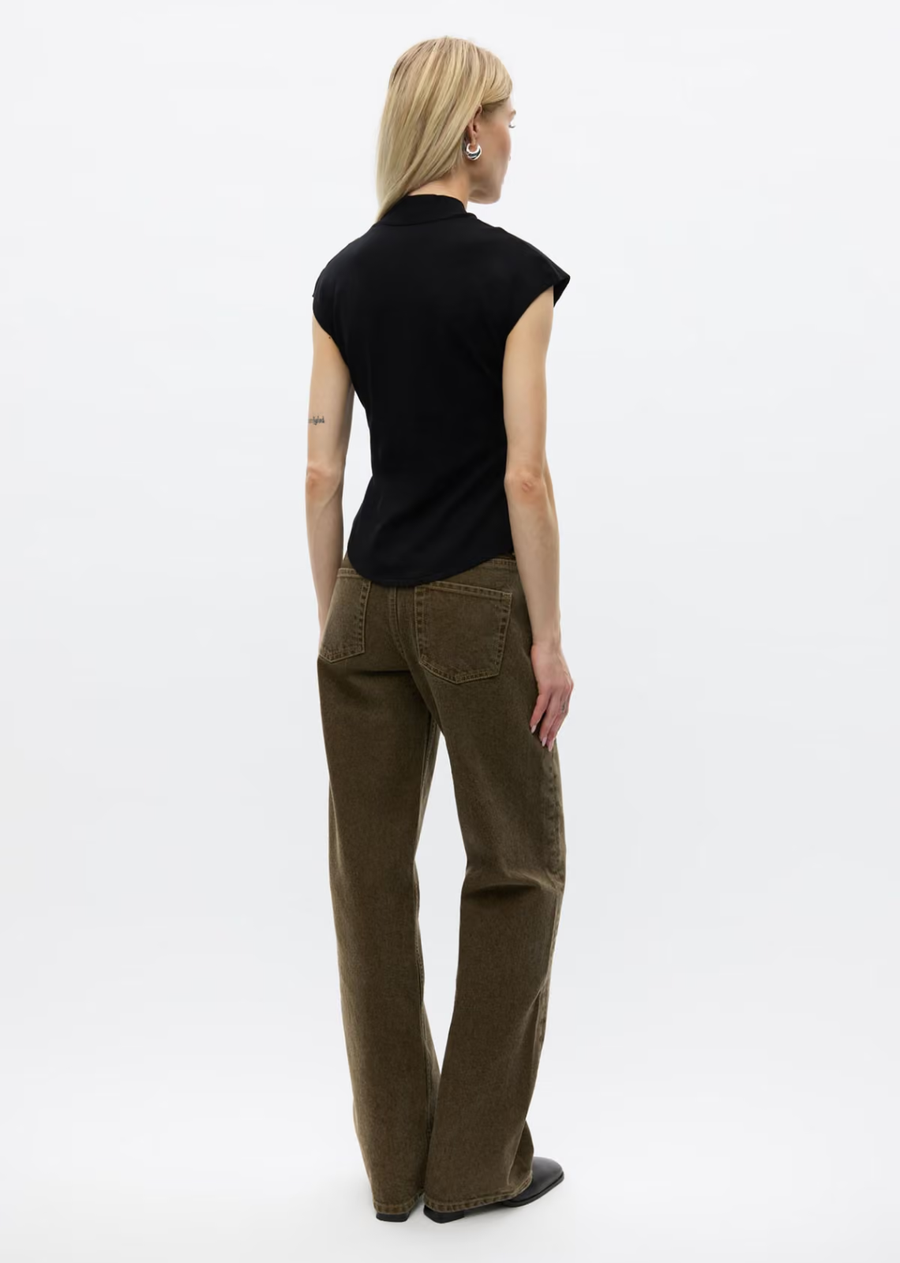 Short-sleeved top with a slim fit and cut-out trend. Tie neck. Main material made from a viscose-blend.