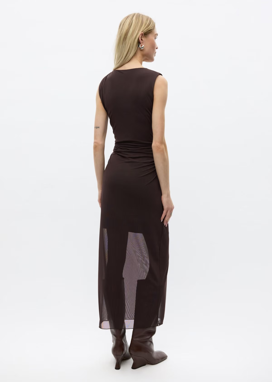 Sleeveless maxi dress with a slim fit and straight skirt. Wide shoulder straps. Round neck. Ruched detailing at the waist. Main lining made from viscose.