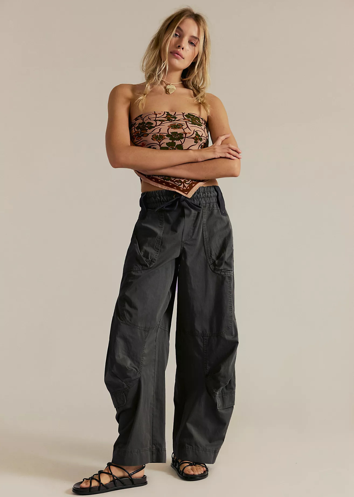 Laidback in every way, these mid-rise parachute pants from our We The Free collection feature a billowy, utility-inspired design for those casual day outings.