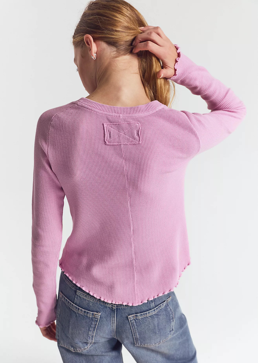 So essential from our We The Free collection, this long-sleeve is featured in a soft waffle-knit fabrication and relaxed fit with raglan-cut sleeves and lettuce-edge trim.