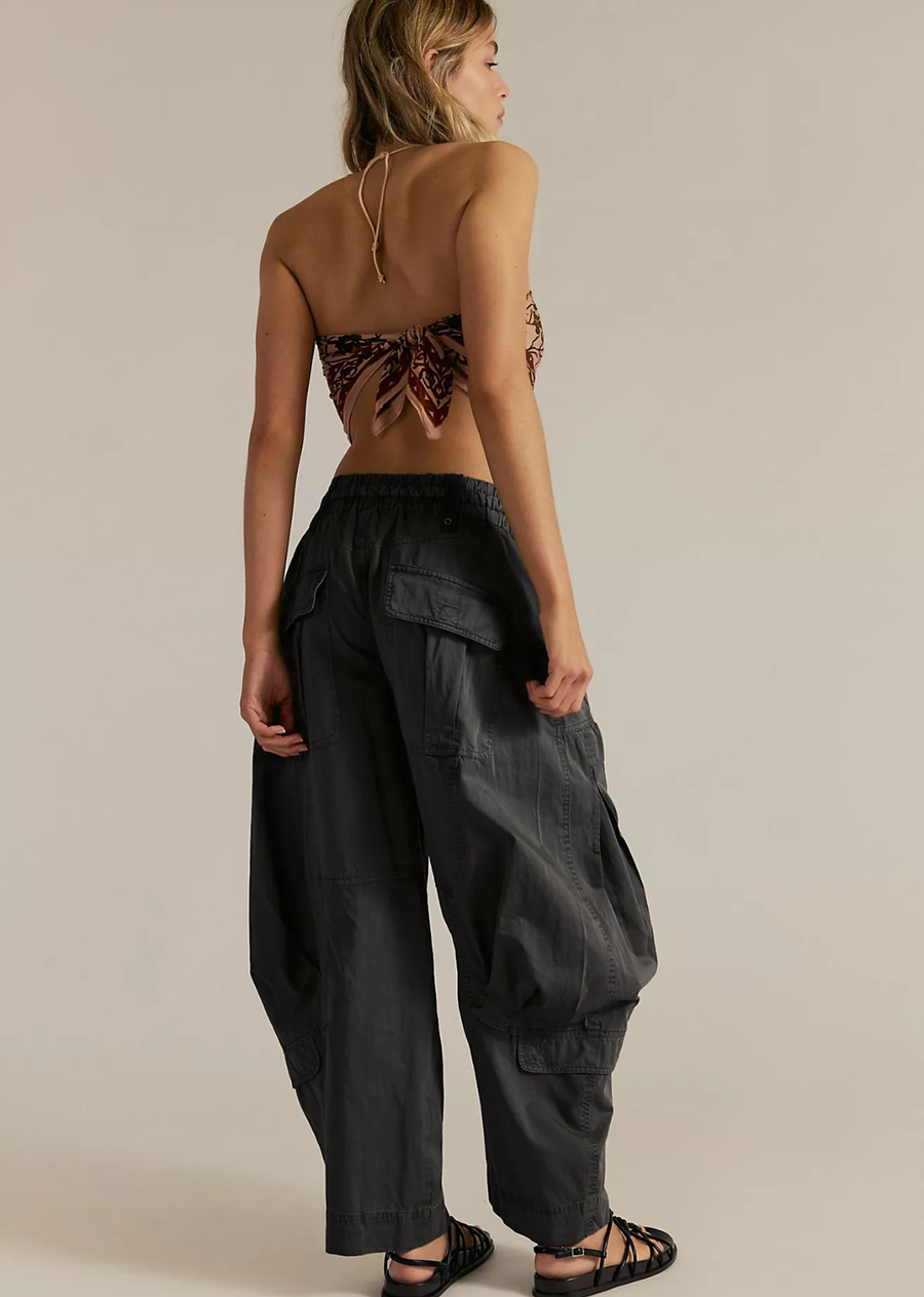 Laidback in every way, these mid-rise parachute pants from our We The Free collection feature a billowy, utility-inspired design for those casual day outings.