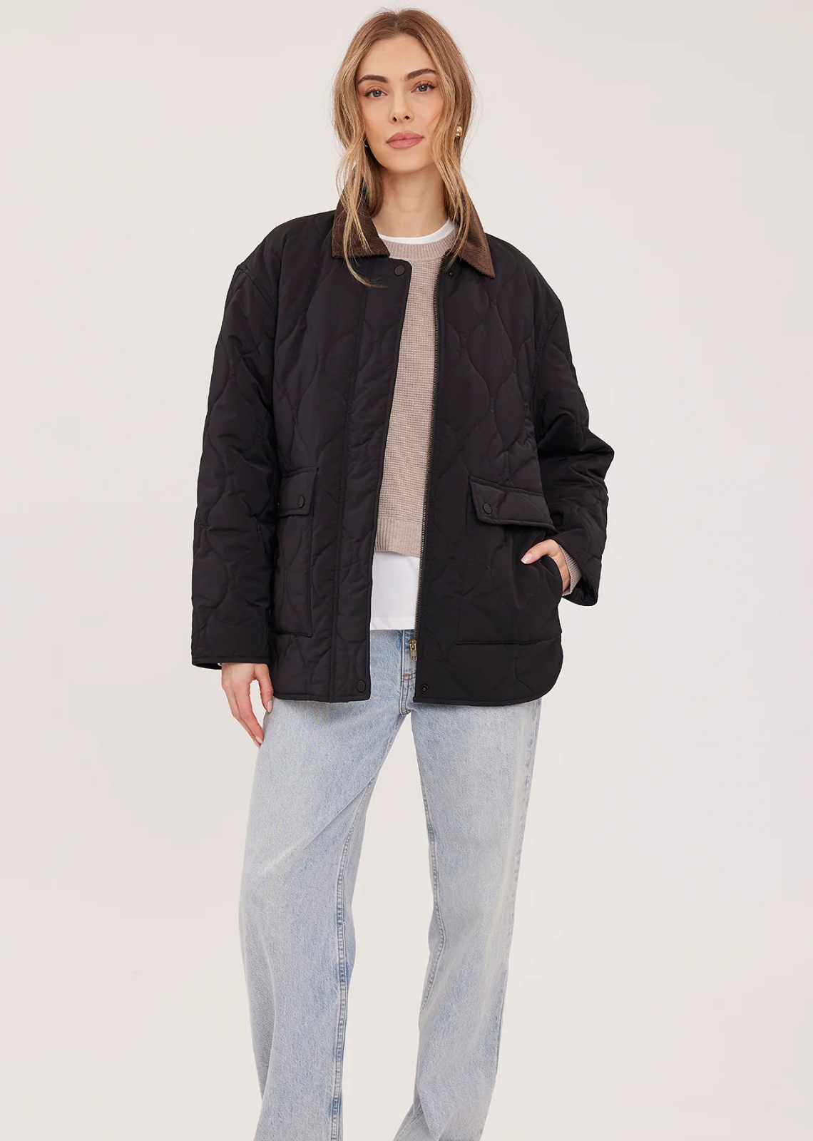 The Felix jacket is made of brushed nylon fabric with a quilted pattern throughout. Features include a contrast corduroy collar and dual-entry pockets.