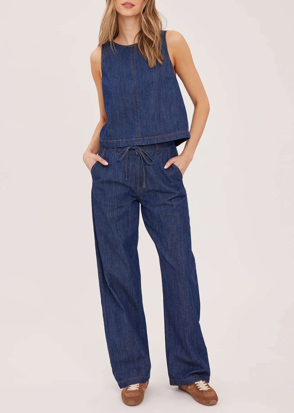 The Hayden pant is made of a denim fabric that has been specially washed for a perfectly lived-in look. Features include slash pockets, a front zipper closure, and an elasticated back waistband for ease of wear.