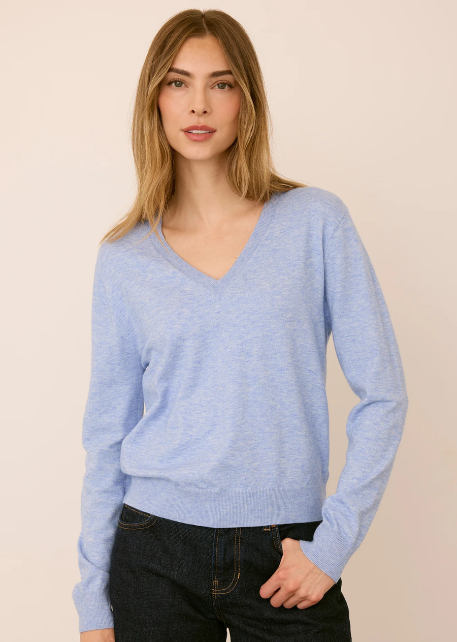The Carina sweater is made of a soft yarn with a heathered color effect. Features include a v-neckline and slim fit.