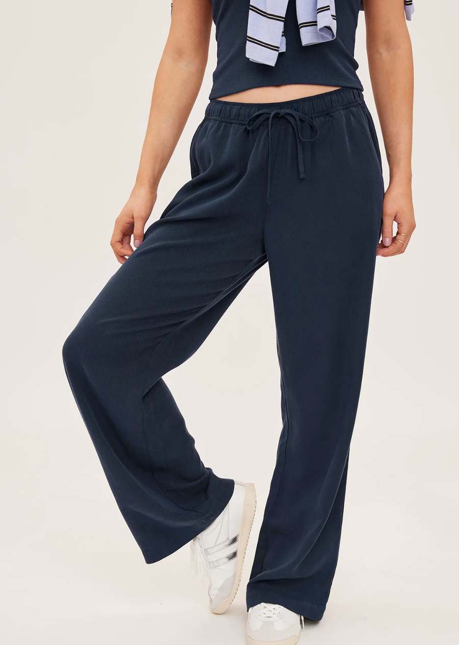 The Gabriel pant is made of tencel twill fabric that has been garment dyed to achieve a dimensional look and soft feel. Features include slash pockets and an elasticated waistband with adjustable drawcord.
