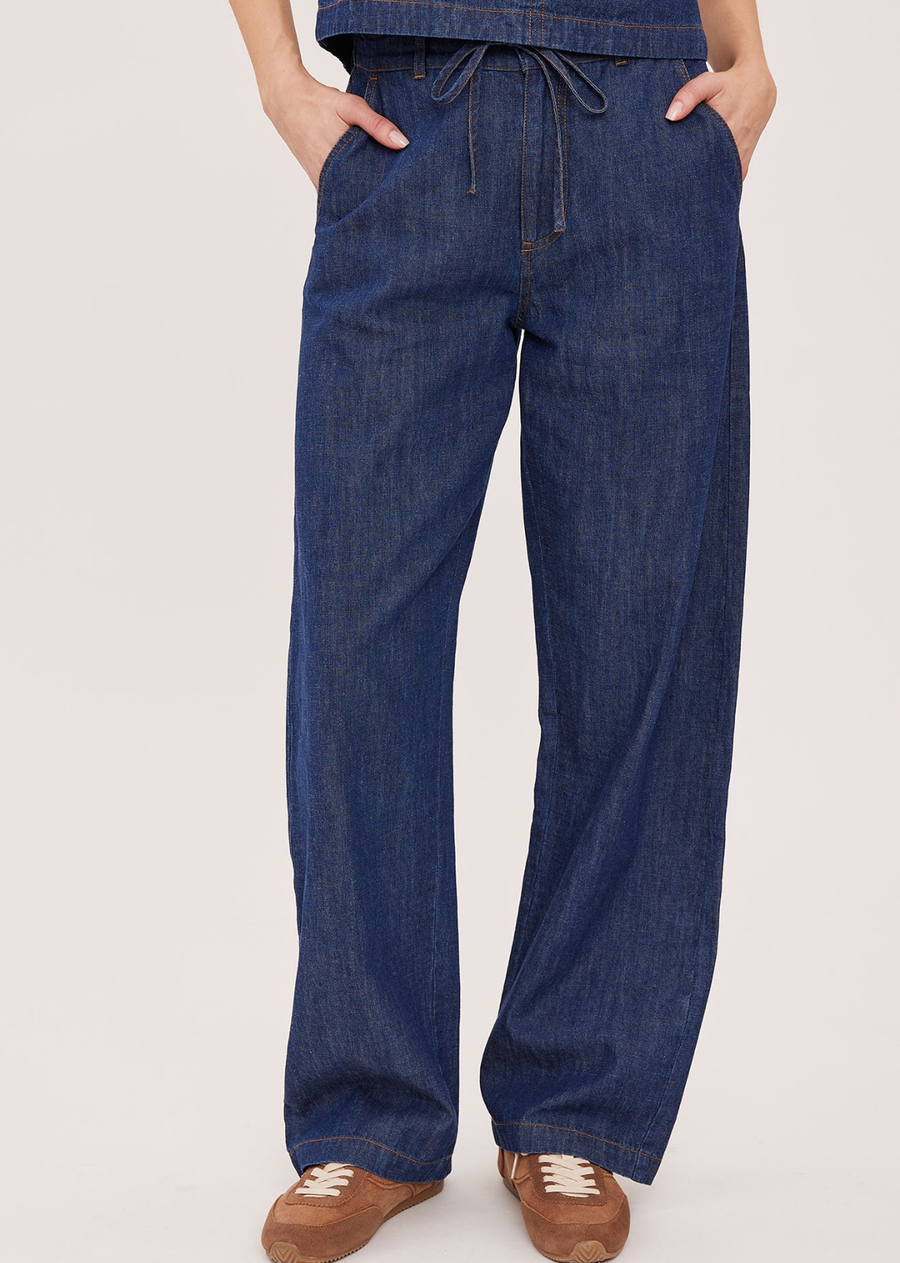 The Hayden pant is made of a denim fabric that has been specially washed for a perfectly lived-in look. Features include slash pockets, a front zipper closure, and an elasticated back waistband for ease of wear.