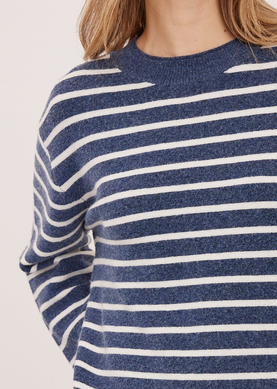 The Wanda is made of a soft, brushed yarn. Features include a rolled edge at the neckline and hem for an effortless feel.