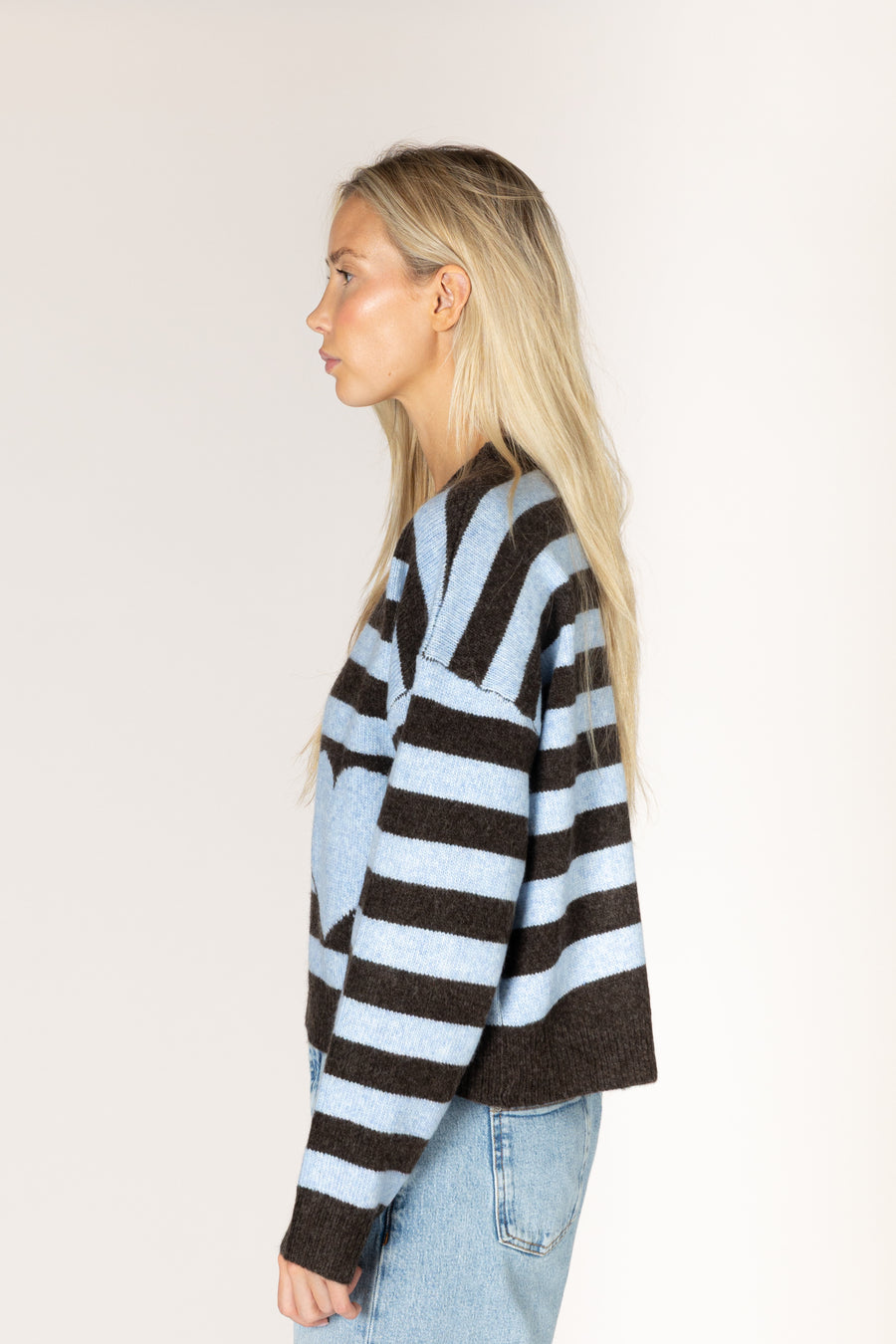 Add a playful touch to your rotation with this stylish pullover, featuring a bold, graphic blue heart motif. The relaxed, slouchy silhouette and sumptuous texture ensure maximum comfort, while the charming design adds an instant feminine flair. This piece is a layering essential, perfect for pairing with your favourite denim or a sleek skirt for a cozy yet effortlessly chic ensemble.