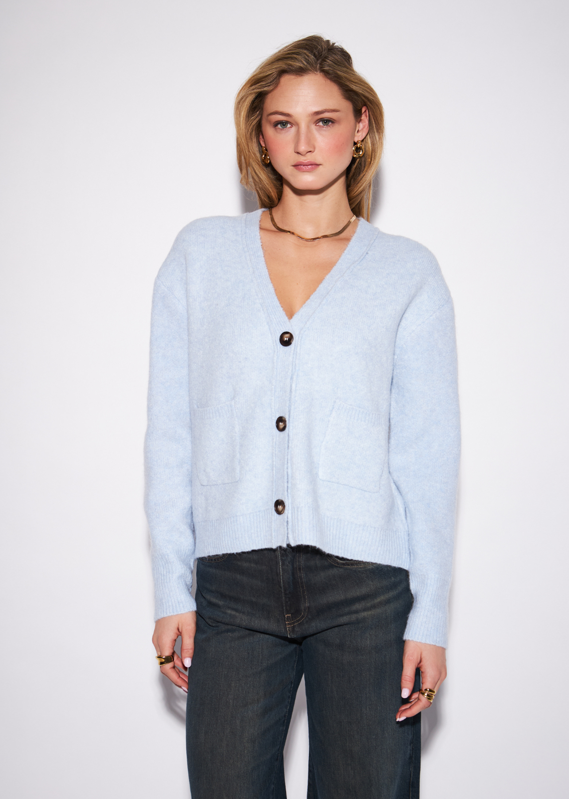 A polished everyday cardigan with a timeless, tailored feel, the Braxton features a classic V-neckline and button-front closure
framed by a softly relaxed silhouette. The clean construction makes it an effortless layering piece, while the refined knit gives it
enough polish to wear beyond casual dressing. Button it up and pair with wide-leg denim for an easy everyday look, or layer it
over a crisp shirt with tailored trousers for a more elevated finish.