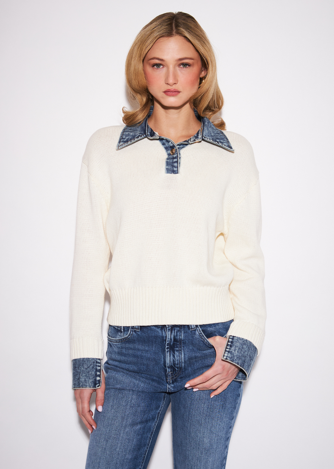 The Elton takes a relaxed knit silhouette and gives it a distinctly polished, preppy update with a contrasting denim collar. The
unexpected collar detail adds structure and personality while keeping the overall shape easy and wearable. Style it with denim for
a tonal, casual look, or pair it with tailored trousers and loafers for a more elevated interpretation. An effortless transitional piece
with just enough detail to make it feel special.