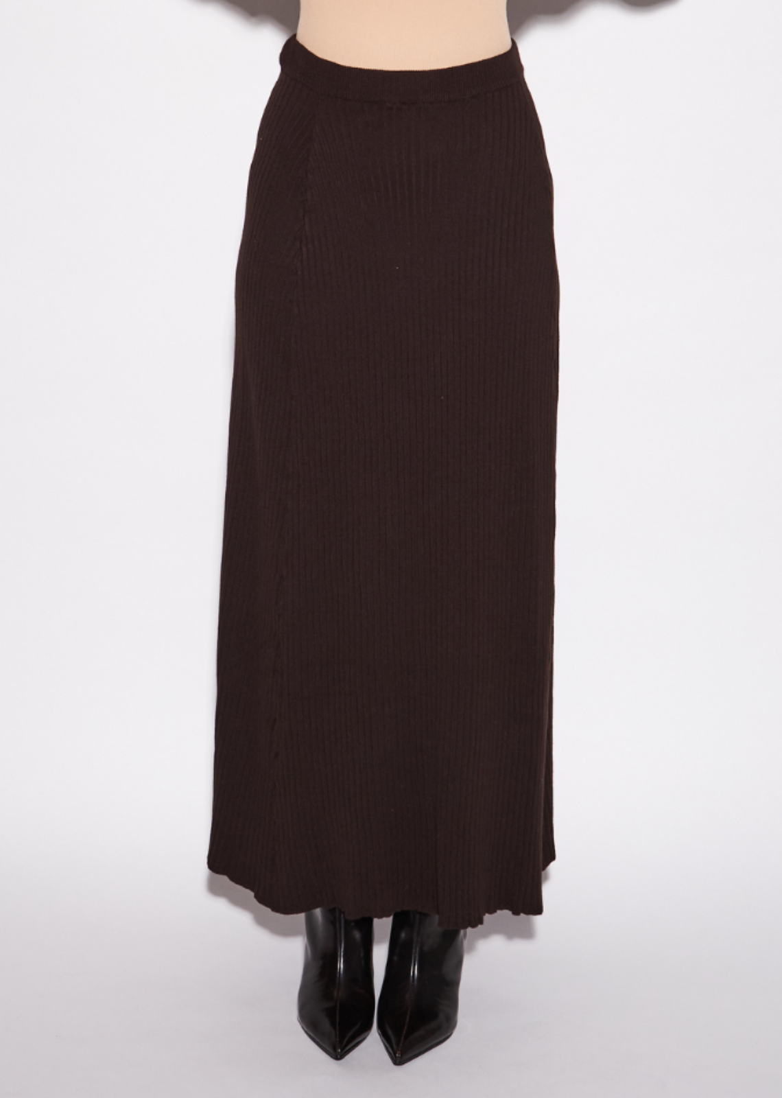 The Gia is a sleek knit skirt designed to create an elegant, uninterrupted column through the body. Its close-fitting silhouette&nbsp;gives it a minimalist sophistication that makes it equally suited to day or evening dressing. Wear it with boots for a polished daytime look, or layer it with a structured jacket with statement accessories for evening.