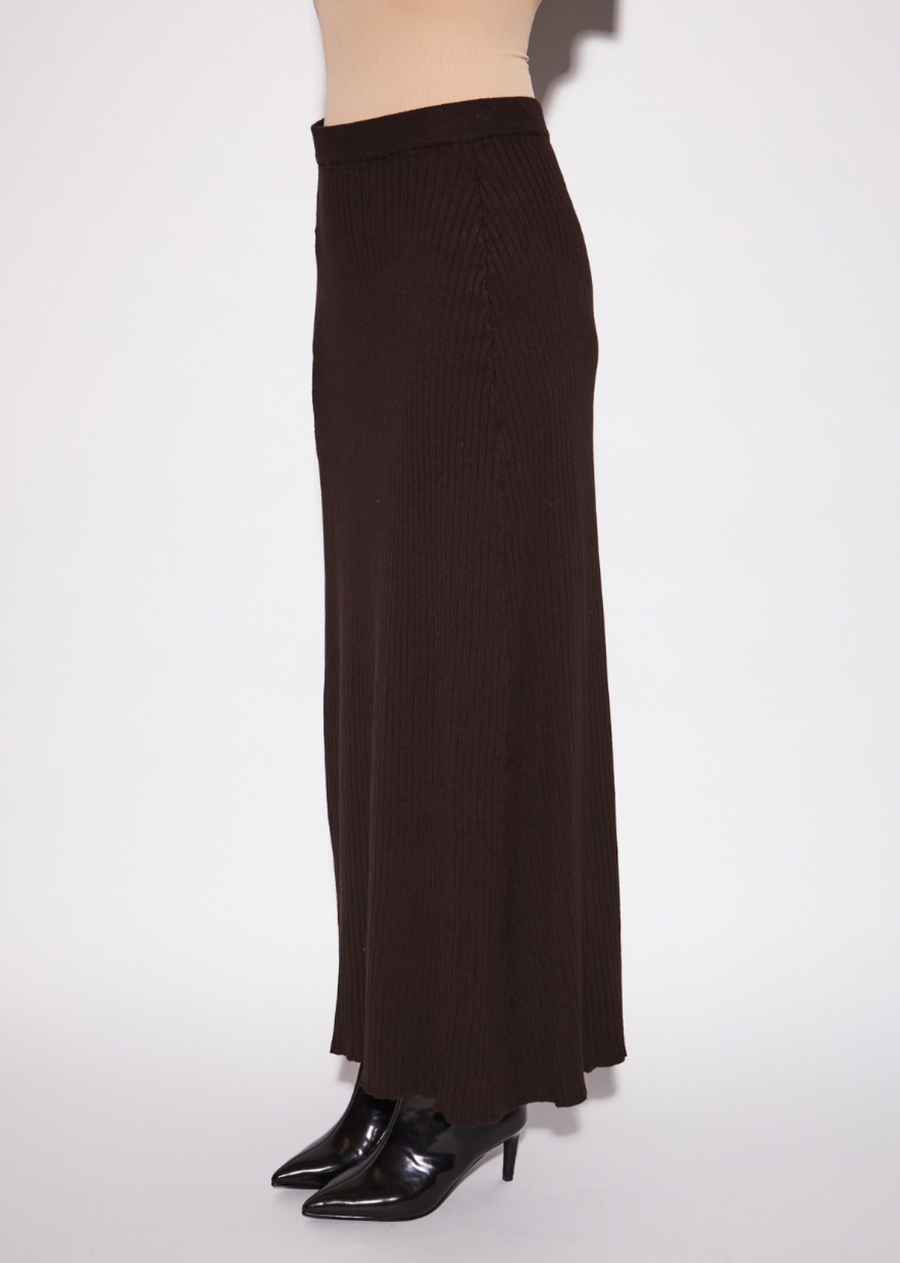 The Gia is a sleek knit skirt designed to create an elegant, uninterrupted column through the body. Its close-fitting silhouette&nbsp;gives it a minimalist sophistication that makes it equally suited to day or evening dressing. Wear it with boots for a polished daytime look, or layer it with a structured jacket with statement accessories for evening.