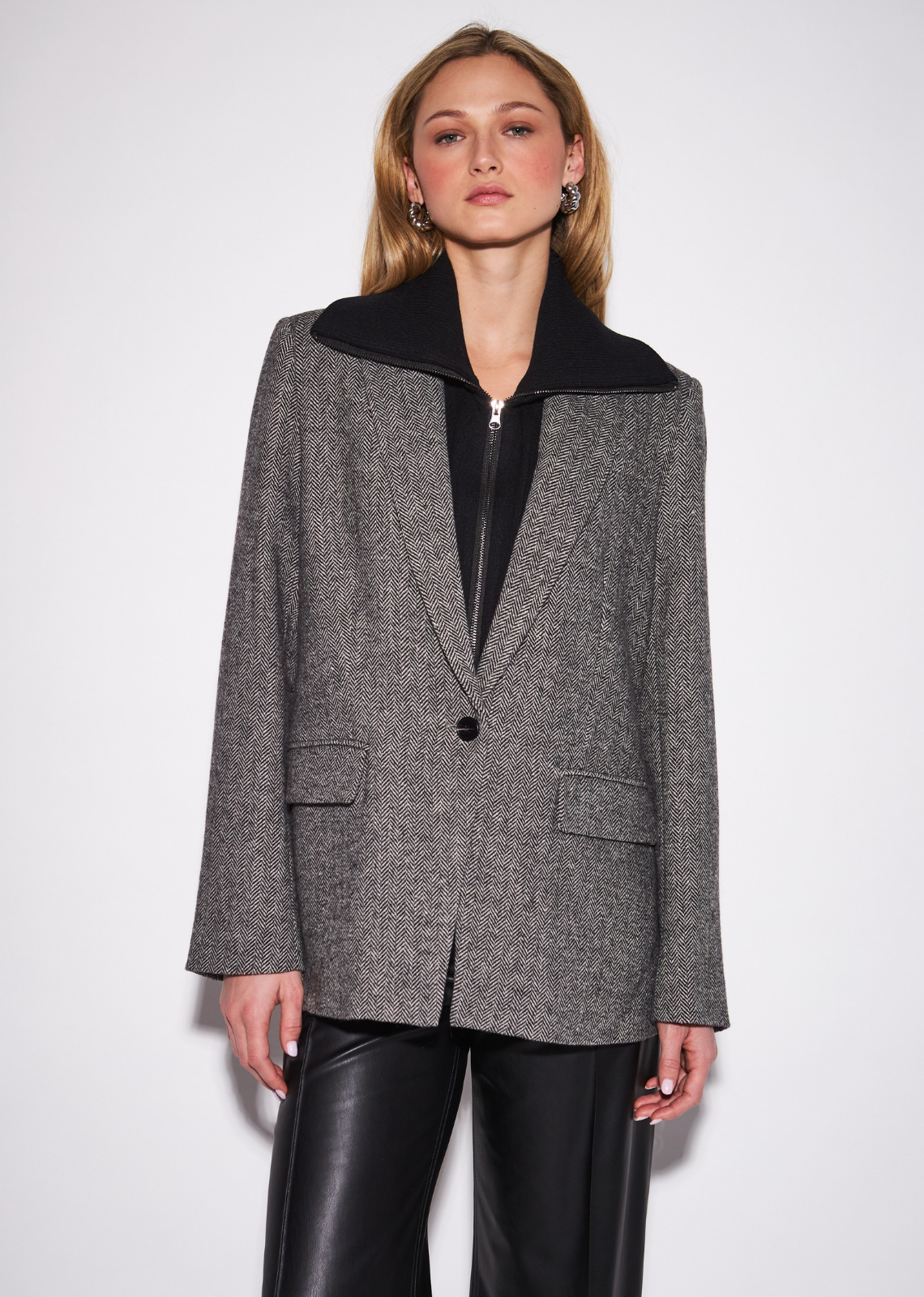 The Hayes brings classic menswear tailoring into a polished, elongated silhouette. Its traditional herringbone pattern adds subtle&nbsp;texture and heritage character, while the structured shape creates an instantly refined finish. Wear it with denim and boots to&nbsp;soften the tailoring for everyday dressing, or pair it with coordinating trousers for a modern suiting moment.