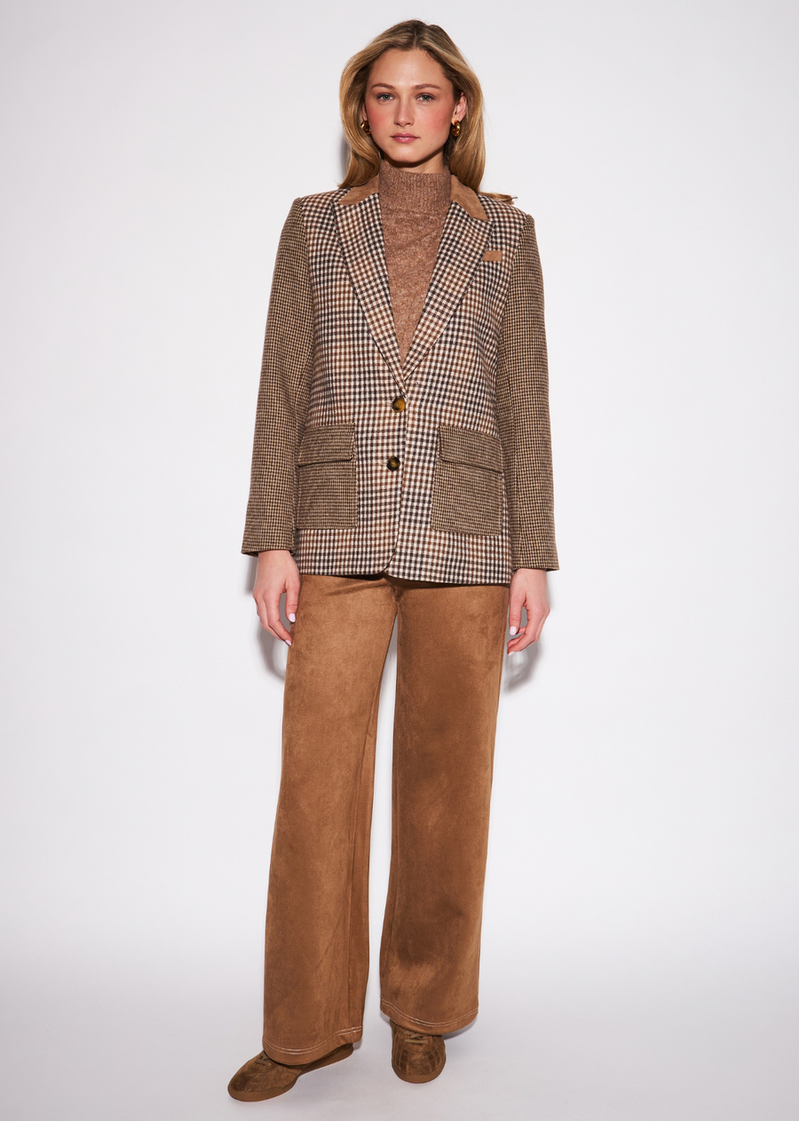Tailored John + Jenn Stella blazer in a timeless checkered pattern, designed with functional front pockets for everyday sophistication. Crafted from a refined wool-polyester blend for structure and wearability. An essential layering piece that transitions seamlessly from office to evening