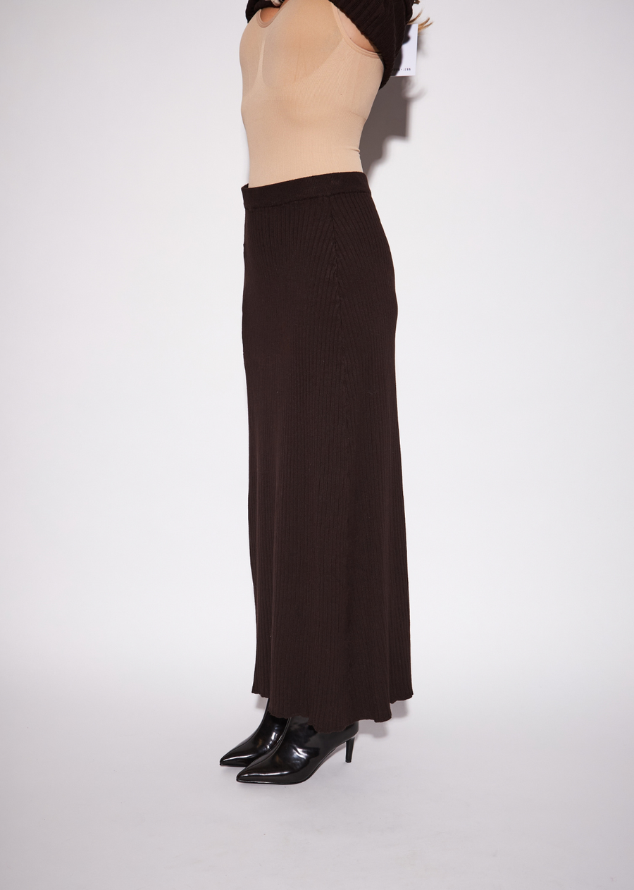 The Gia is a sleek knit skirt designed to create an elegant, uninterrupted column through the body. Its close-fitting silhouette&nbsp;gives it a minimalist sophistication that makes it equally suited to day or evening dressing. Wear it with boots for a polished daytime look, or layer it with a structured jacket with statement accessories for evening.