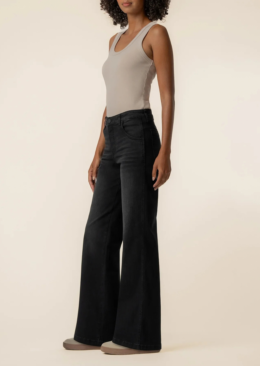 These high-rise straight leg jeans feature a black base wash and Fab Ab pockets for a smooth, flattering fit. Crafted with high stretch denim for all-day comfort.