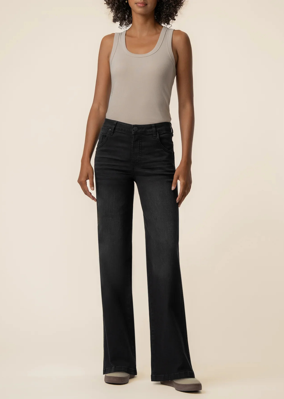 These high-rise straight leg jeans feature a black base wash and Fab Ab pockets for a smooth, flattering fit. Crafted with high stretch denim for all-day comfort.