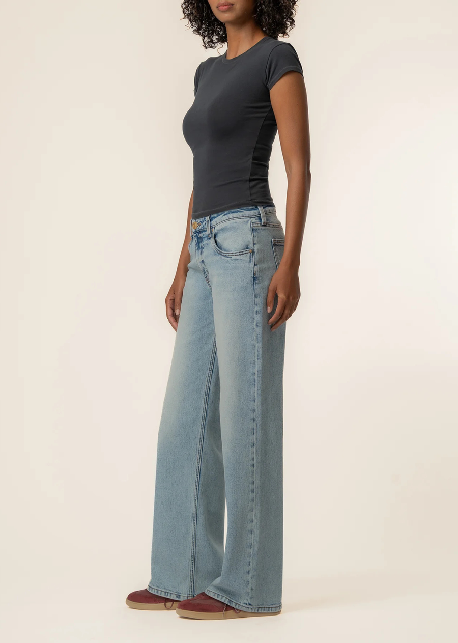 These low rise, baggy jeans feature a relaxed straight leg silhouette in a fresh light wash. Crafted with 5 pockets and high stretch denim, they deliver maximum comfort with a cool, effortless vibe.