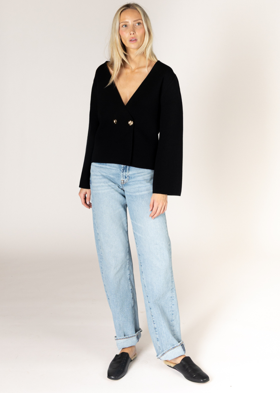  This chic double-breasted jacket is this season's ultimate eye-catcher and a true fashion essential. Adorned with opulent, crushed gold metal buttons and expertly knit in our classic black, it offers a versatile foundation for any curated look. 