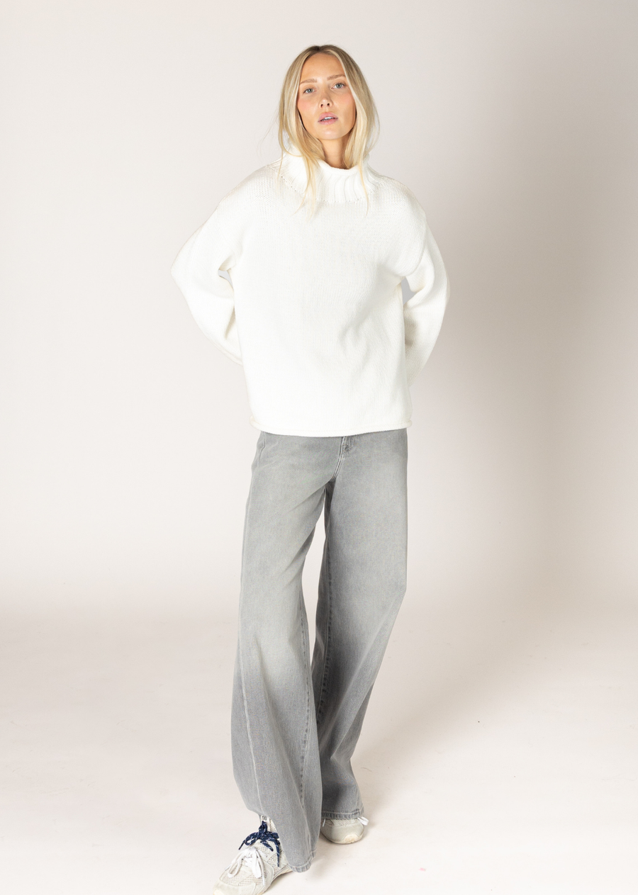 Cozy up this season with this chunky knit relaxed mock neckline sweater. Rendered in soft white, this breathable 100% cotton sweater provides a luxurious feel and is perfect for year-round wear. Its versatile hue and relaxed fit make for effortless weekend wear that easily transitions into the office for a soft, polished look.