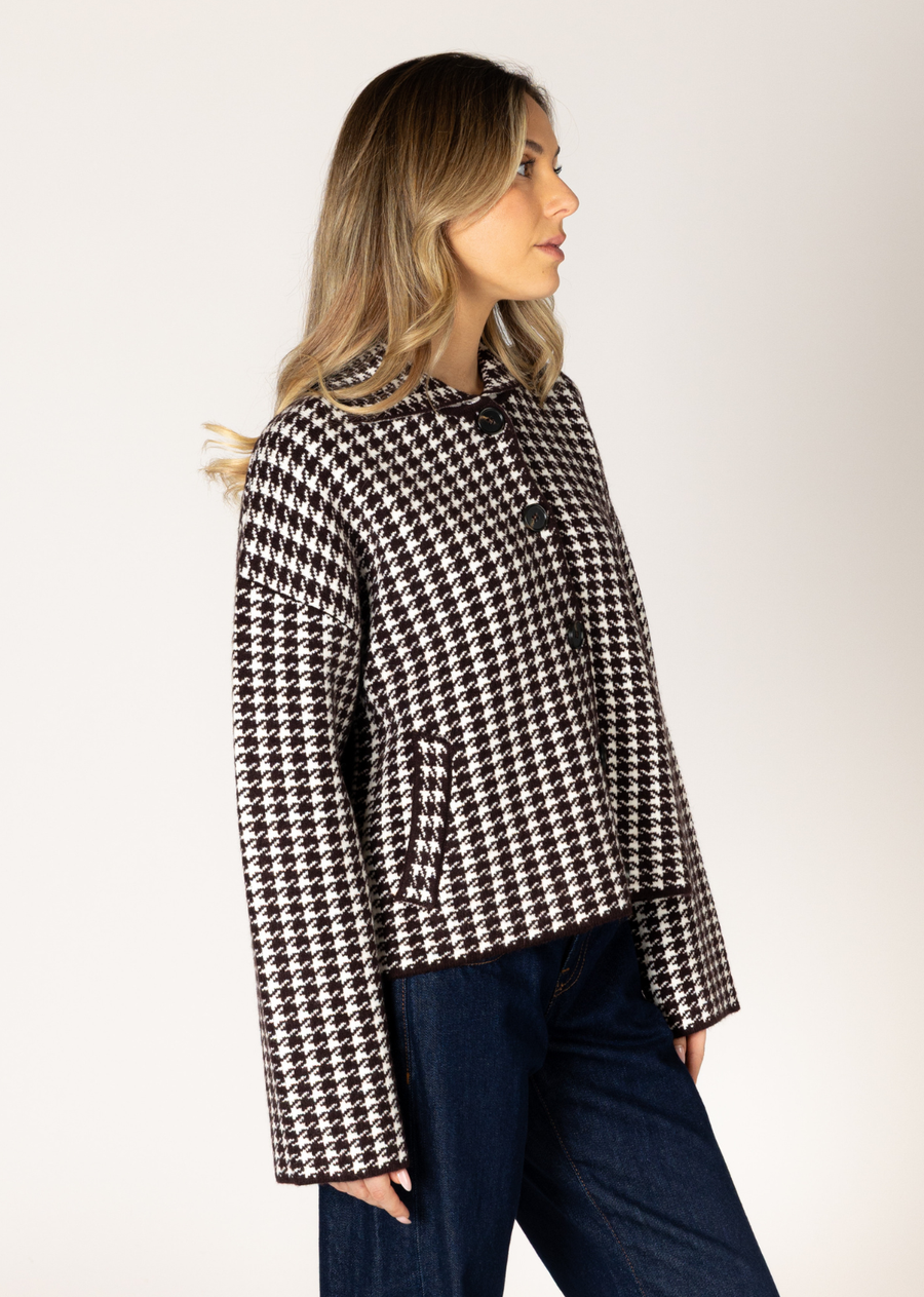 Make a bold, on-trend statement with our must-have Jonah short coat. It features an iconic houndstooth print and a contemporary boxy silhouette for a chic retro vibe. The modern cut and wide collar spread merge functionality with high-fashion sensibility in this season's "it" colour, Espresso, ensuring warmth while allowing you to curate a distinctive, standout look with unparalleled style.