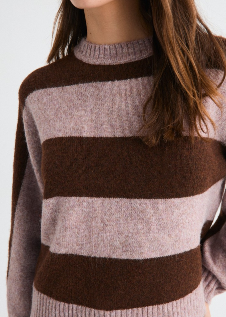 Basic striped sweater with kimono sleeves and ribbed finishes, designed for everyday comfort. Perfect for a casual style.