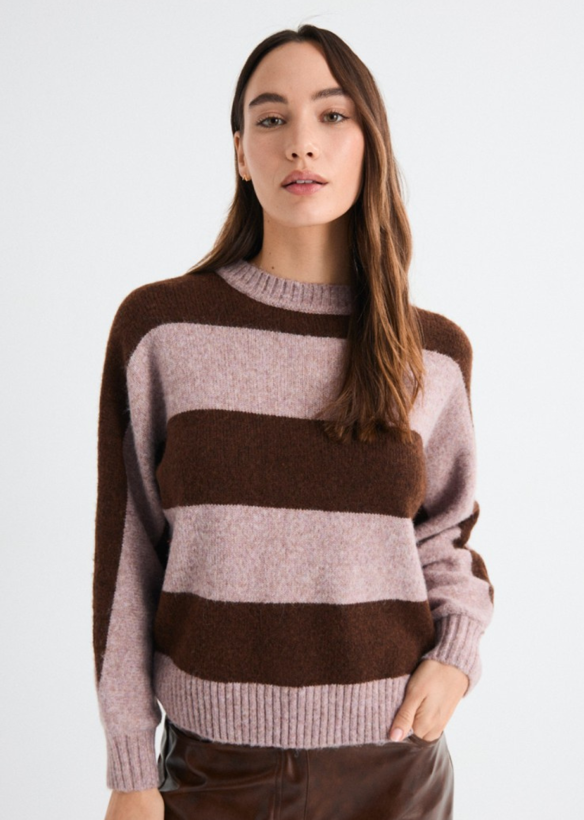 Basic striped sweater with kimono sleeves and ribbed finishes, designed for everyday comfort. Perfect for a casual style.