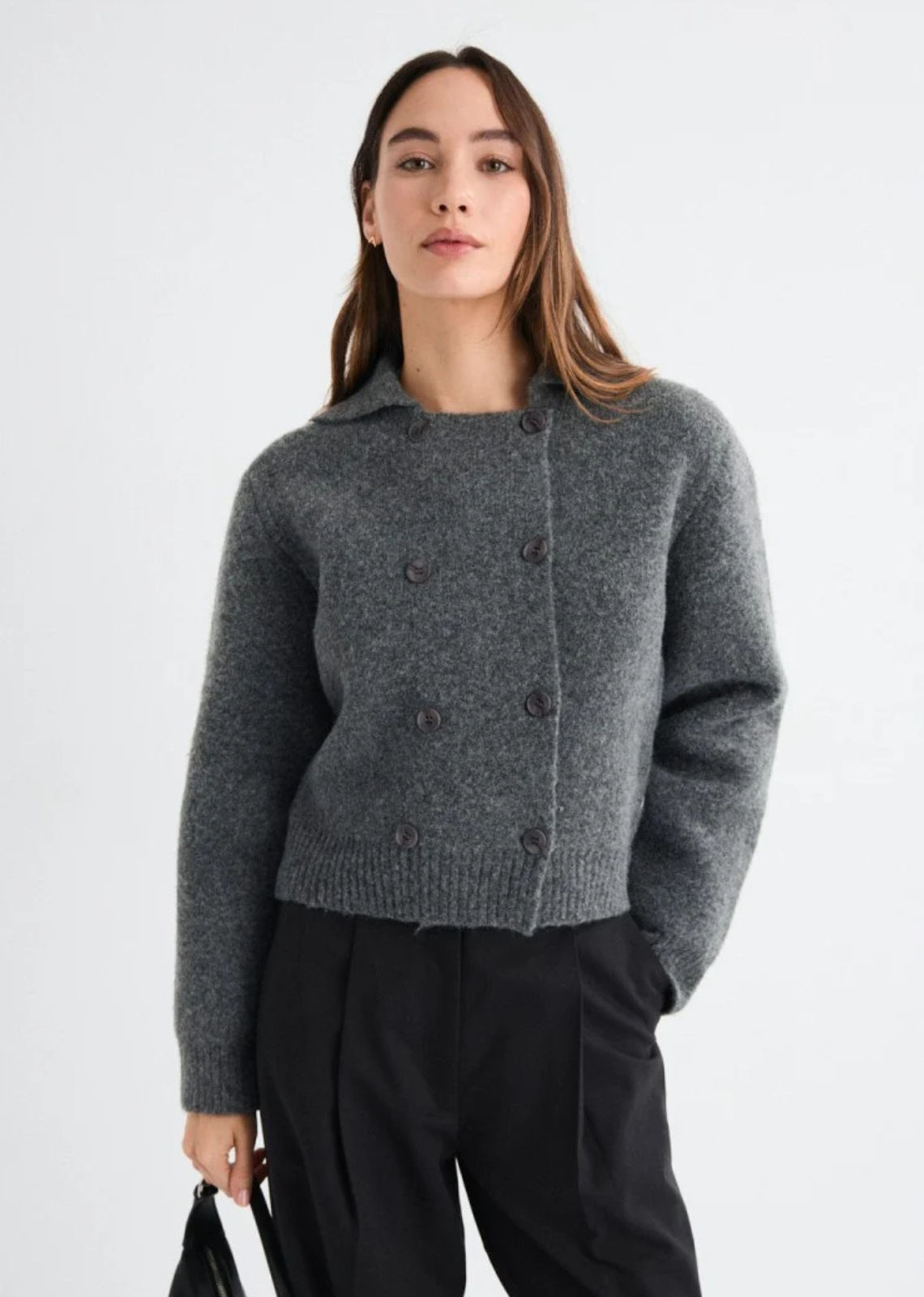 Knitted jacket with a shirt collar, crossover front button placket and long sleeves, finished with ribbed trims. A structured and versatile essential.