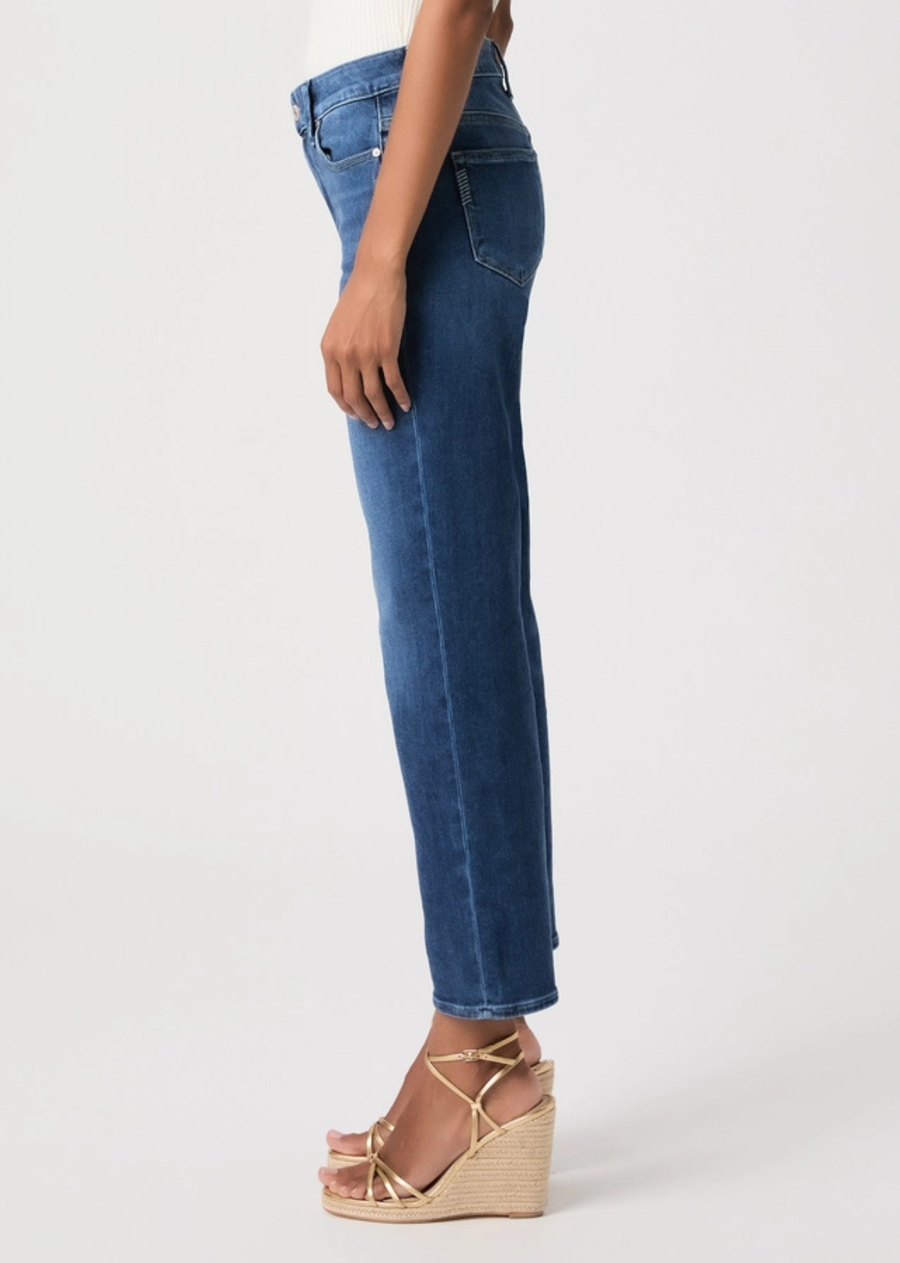 The Mason Ankle is our mid-rise straight leg with an ankle length inseam. Cut from our TRANSCEND VINTAGE denim in medium blue wash, this pair combines the signature comfort of Transcend with rich denim character for a lived-in look.
