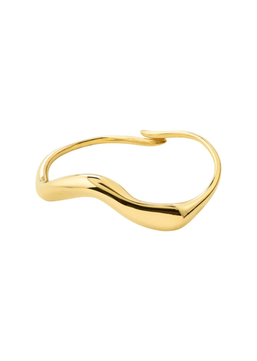 A shape that’s made to stand out! The gold-plated EVON double ring from Pilgrim is crafted with soft, flowing lines that elegantly stretch across two fingers at once. Clean curves and a smooth finish give this ring a sculptural vibe, nodding to minimalist Nordic design traditions. It’s a bold statement piece where form and balance take centre stage. The adjustable fit means you can easily style it your way, no matter your finger size. Made from durable, water-resistant materials and crafted with 99% recycle