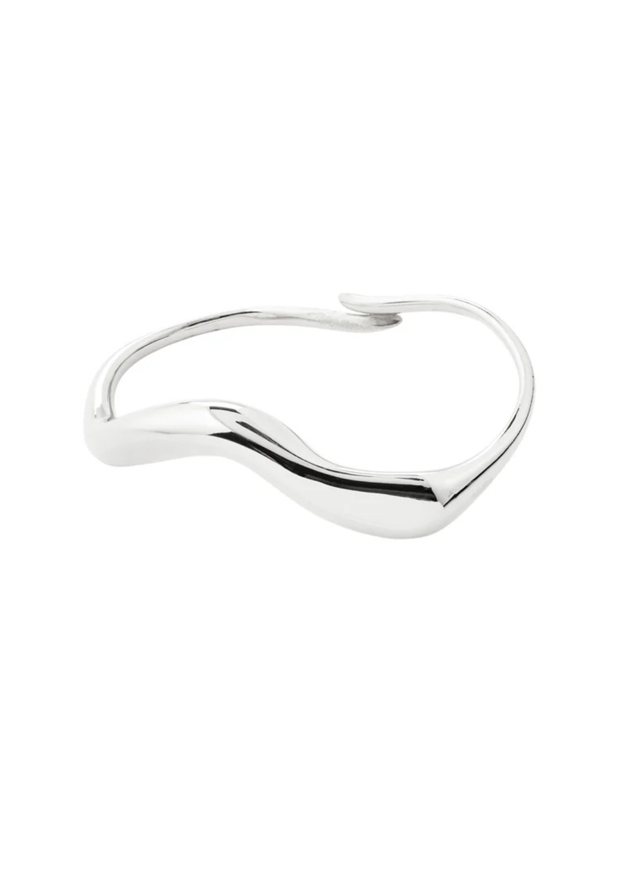 A shape that’s made to stand out! The silver-plated EVON double ring from Pilgrim is crafted with soft, flowing lines that elegantly stretch across two fingers at once. Clean curves and a smooth finish give this ring a sculptural vibe, with clear nods to minimalist Nordic design. It’s a bold statement piece where form and balance take centre stage. The adjustable fit means you can easily style it your way, no matter your finger size. Made from durable, water-resistant materials and crafted with 99% recycled