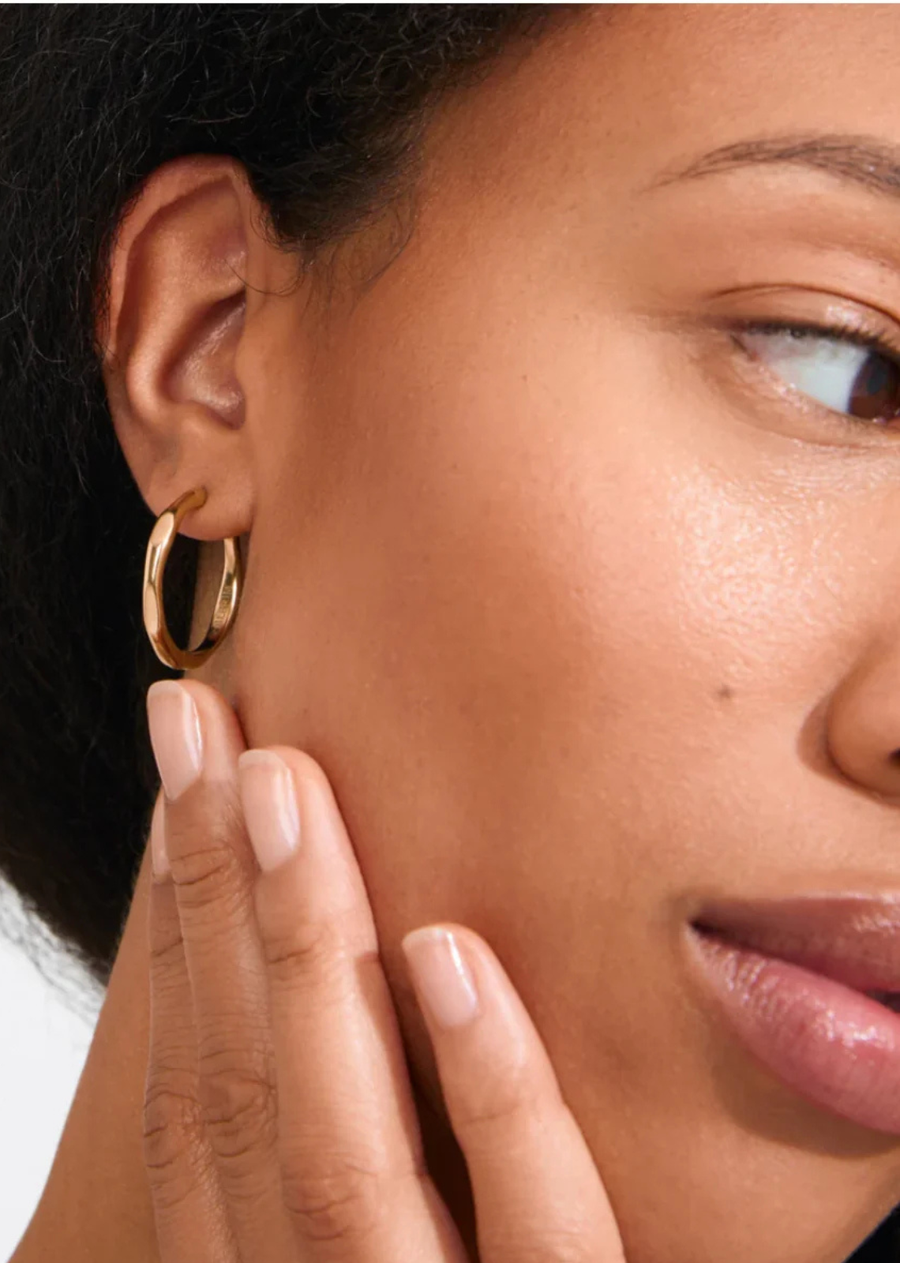 Shape your own glow! The gold-plated INNER hoops from Pilgrim are a fresh twist on the classic hoop – with angular edges that catch the light and give your look an urban edge. Easy click fastenings make them a breeze to slip on and off, perfect for those busy days when you’re always on the go. These are your new go-to earrings, just as fab for everyday outfits as they are for special moments. Crafted from durable, water-resistant materials and made with 99% recycled content – because it’s the little details