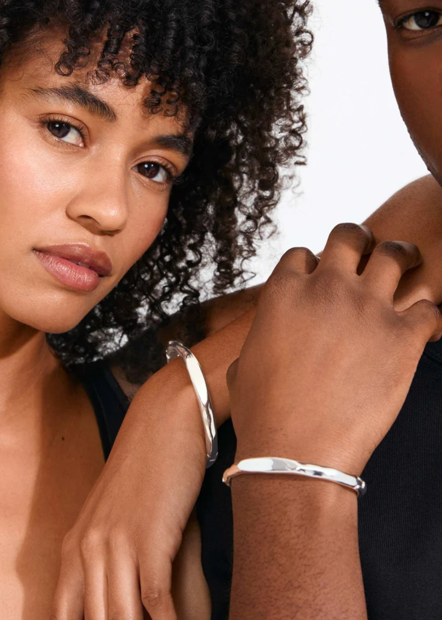 Step into your PRESENCE! The silver-plated PRESENCE bangle from Pilgrim is all about soft curves, gently faceted surfaces, and a high-shine finish that catches the light just right. It’s got that quiet-luxury vibe—perfect worn solo for understated elegance or stacked up with your favourite bangles for a more playful look. The bracelet fastens with a subtle click clasp and is crafted from 99% recycled materials—because those little details really do make a difference.
