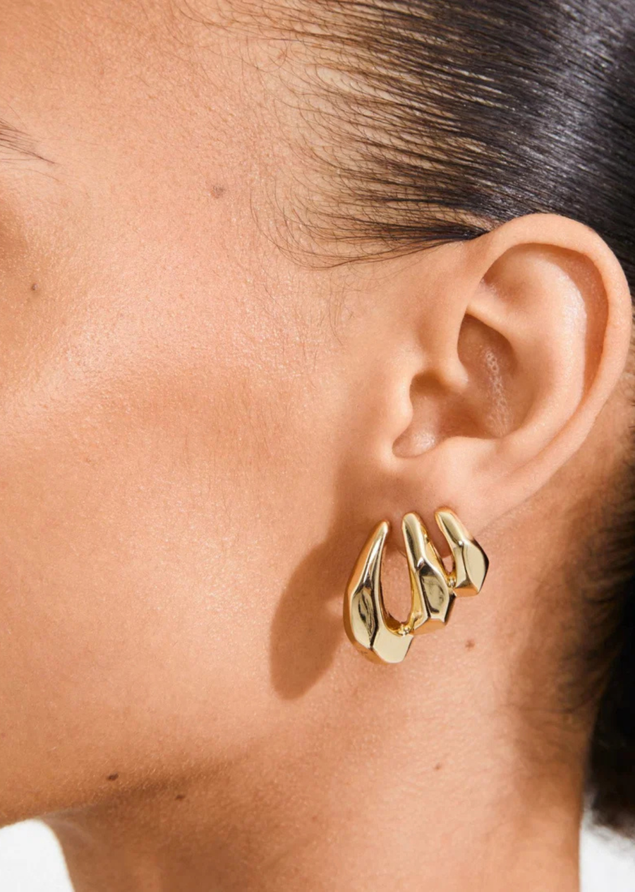 eel your PRESENCE rise! The gold-plated PRESENCE earrings from Pilgrim serve up a bold, urban statement with their edgy, high-shine surfaces. Their sculptural shapes create the illusion of multiple chunky hoops in one piece, adding a powerful, high-fashion coolness to any look. Crafted from 99% recycled materials—because it’s the little details that make all the difference.