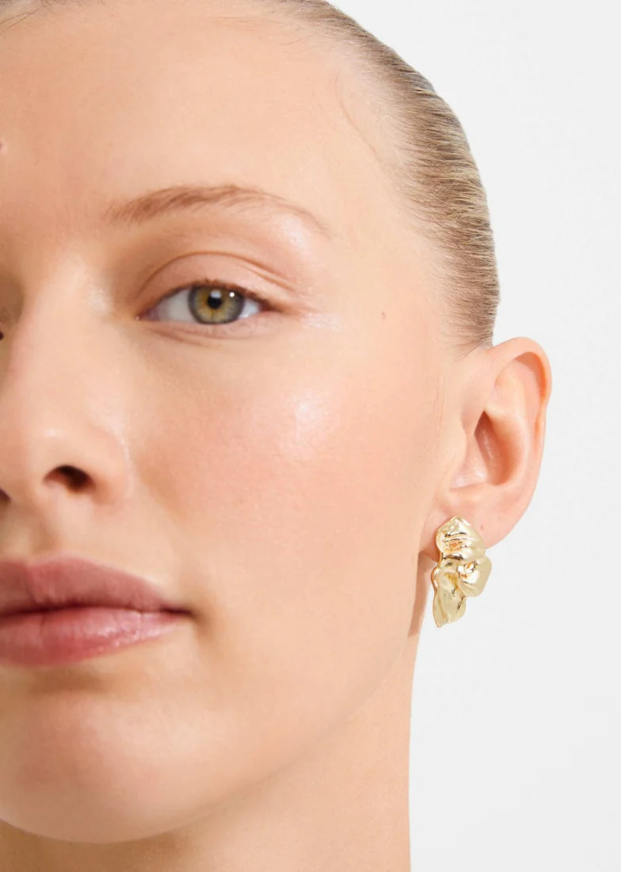 Unleash your soft power! The SOLARI earrings from Pilgrim are crafted like delicate golden petals, captured in a vibrant moment. Their organic shapes and glossy, fluid surfaces create a dreamy, nature-inspired design with a truly unique character. Made from 99% recycled materials – because it’s the little details that make all the difference.