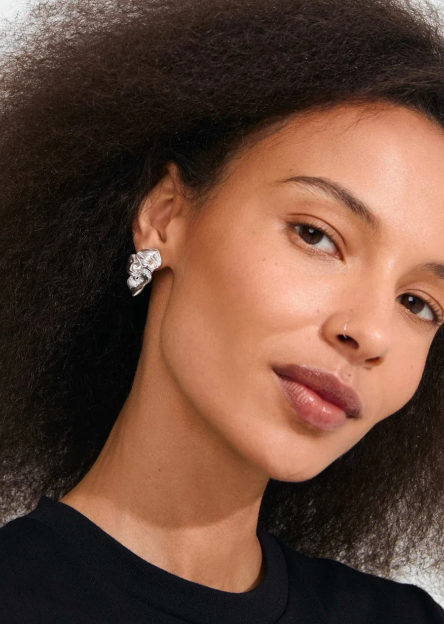 Unleash your soft power! The SOLARI earrings from Pilgrim are crafted like delicate silver petals, captured in a vibrant moment. Their organic shapes and glossy, fluid surfaces create a dreamy, nature-inspired design with a truly unique character.&nbsp;