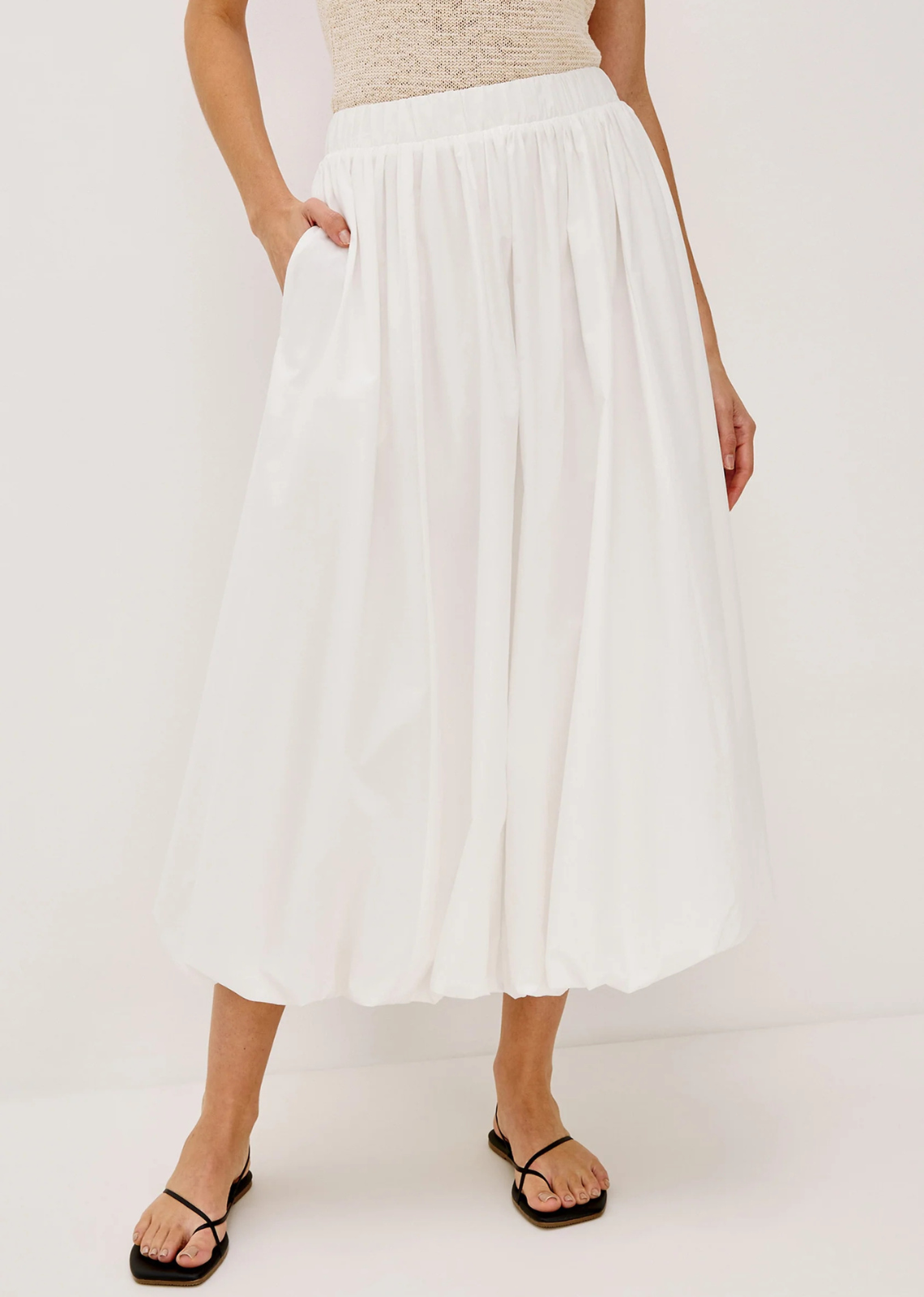 The cotton poplin Cala is a full midi skirt designed with a bubble hem. Finished with an elastic waistband for extra comfort—plus, pockets.