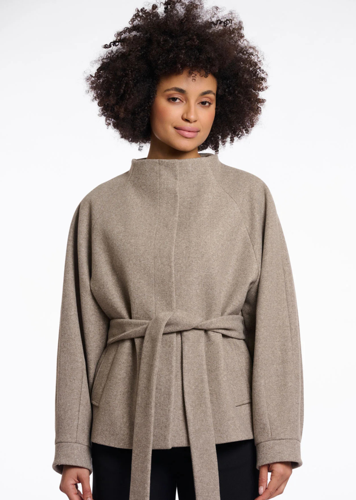 The Cornelia coat is a timeless favourite thanks to its elegant appearance and easy-to-wear design. Crafted from a soft, lightweight quality, it is designed to be worn throughout the year. Style it as a lightweight coat during spring and autumn, layer it over knitwear on colder winter days, or wear it as a chic extra layer on cool summer evenings. The belt allows you to create a more defined silhouette, while the button closure, stand-up collar and practical side pockets add comfort and functionality. Effor