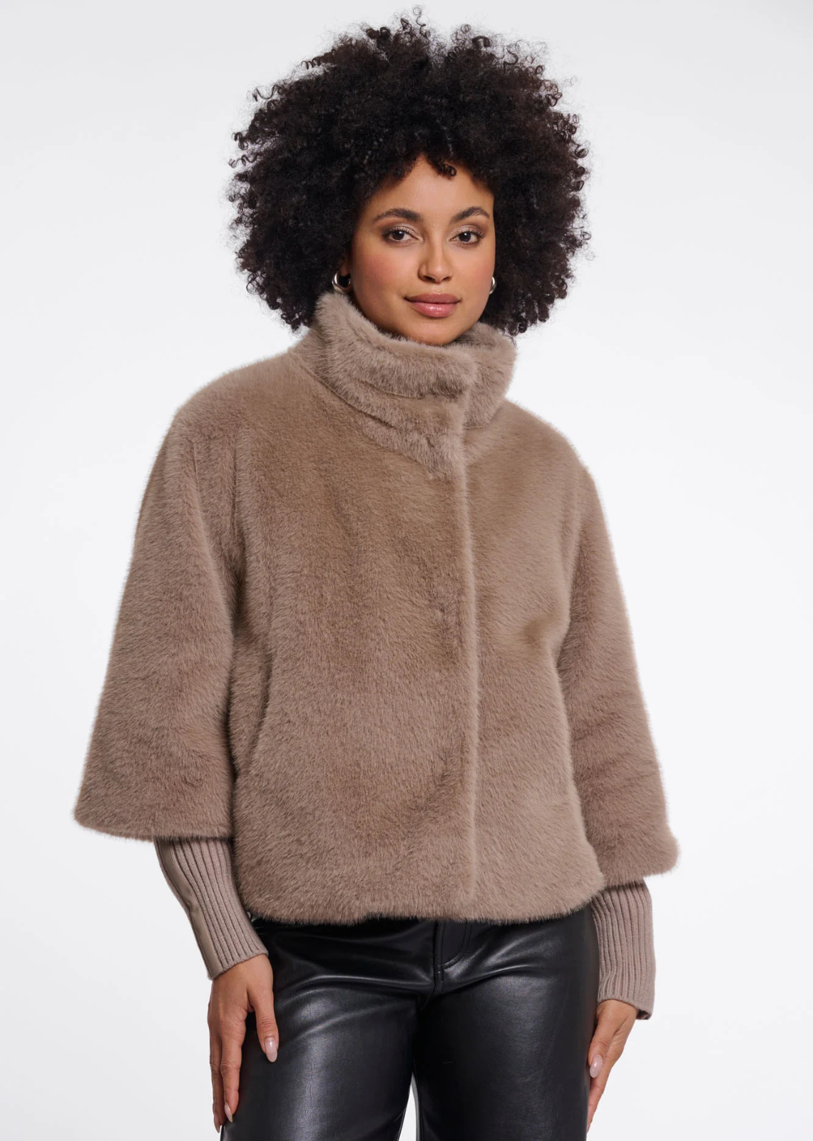 A new take on our iconic Feline jacket. Designed with a modern straight silhouette, this soft faux fur jacket features detachable sleeves, making it easy to adapt your look on milder days or when you want to show off your favourite knit or lace top. A versatile statement piece for effortless autumn and winter styling.